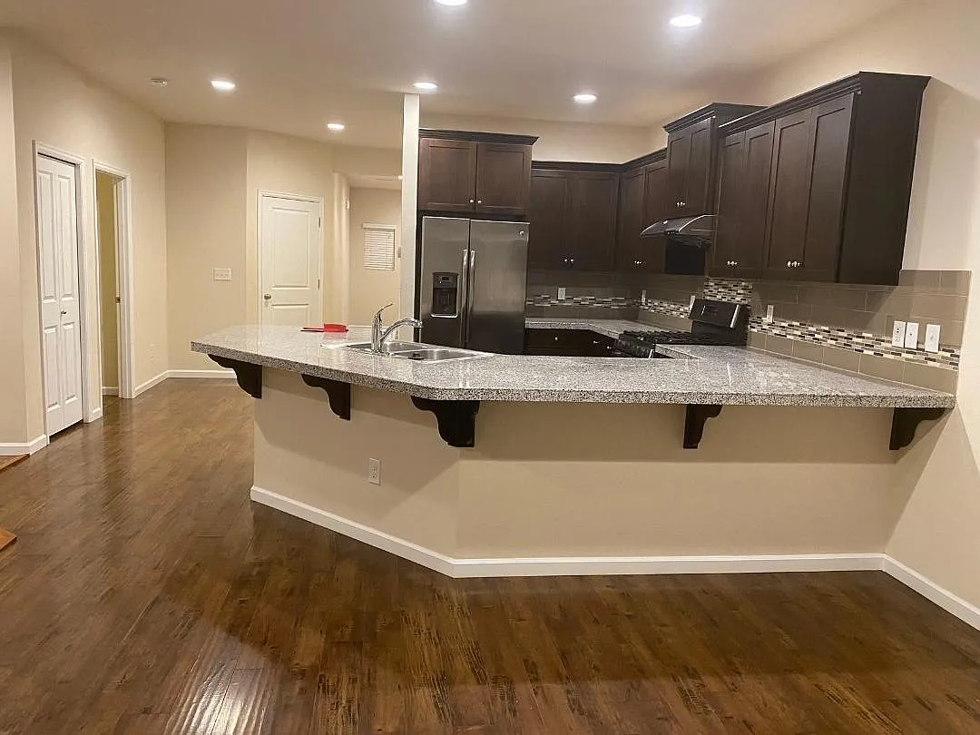 6 bed, 2554 sqft, $3,650 — Photo 2