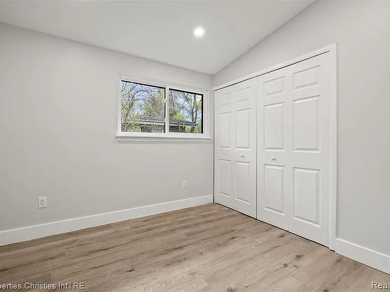 29464 Fairfax St — Photo 18