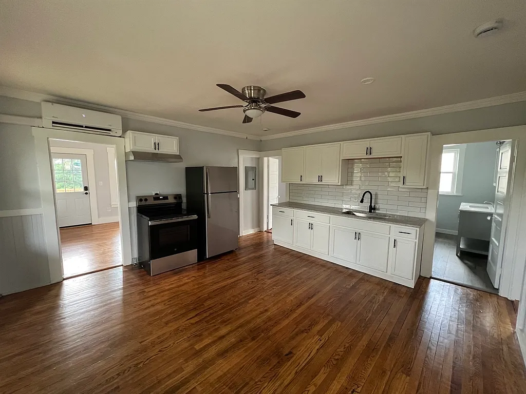 4 bed, 1.0 bath, 1200 sqft, $2,500 — Photo 1