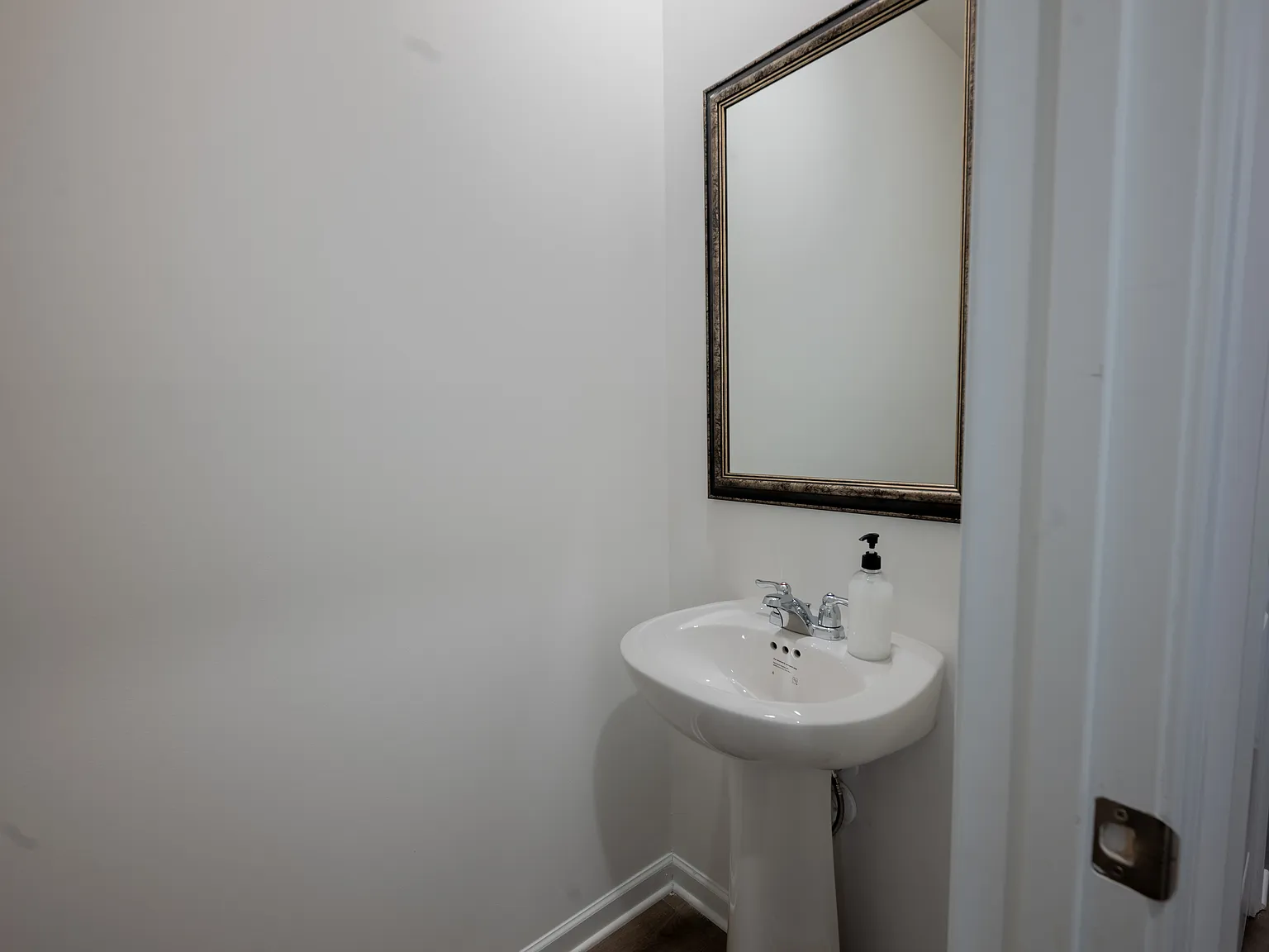 3 bed, 2.5 bath, 1552 sqft, $2,300 — Photo 2