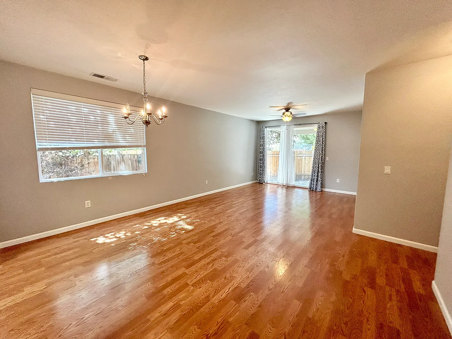 3 bed, 1251 sqft, $2,200 — Photo 2
