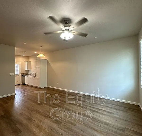 414 S Summit St #103 — Photo 4