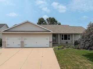 100 S Hill Crest Cir, Center Point, IA 52213