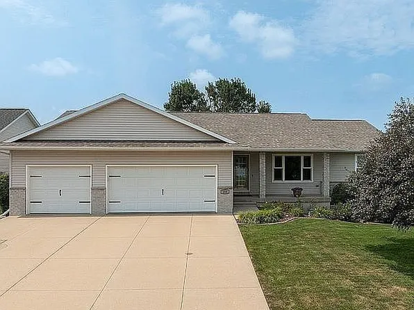 100 S Hill Crest Cir, Center Point, IA 52213
