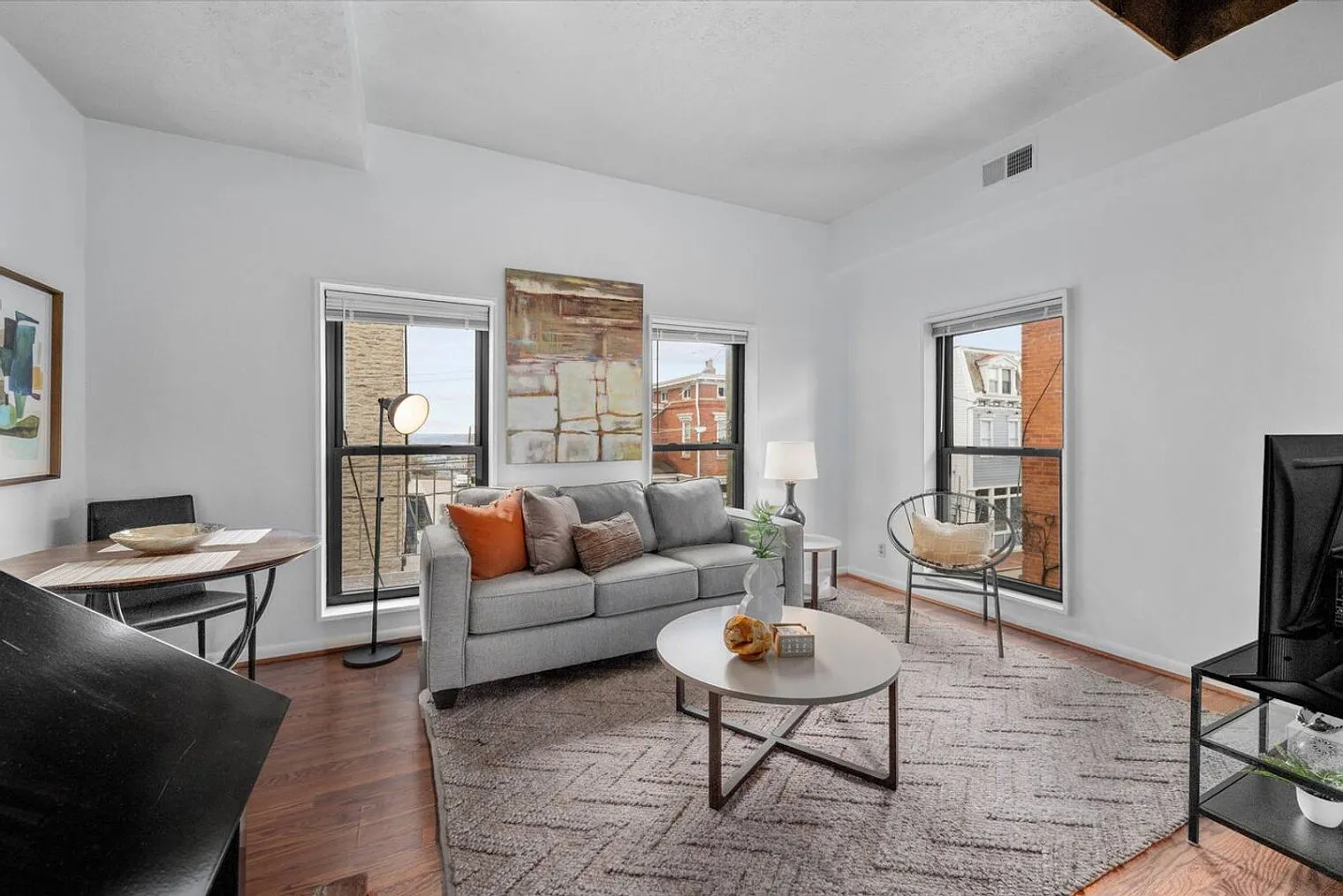 1 bed, 1.0 bath, 828 sqft, $1,987 — Photo 1
