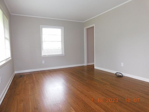 4th image of 3800 Woodlake Dr