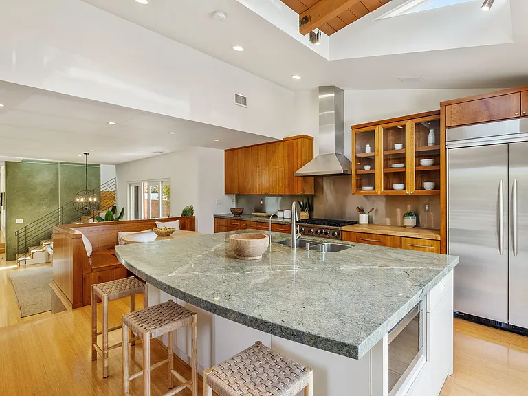 2710 Pine Ave — Photo 18