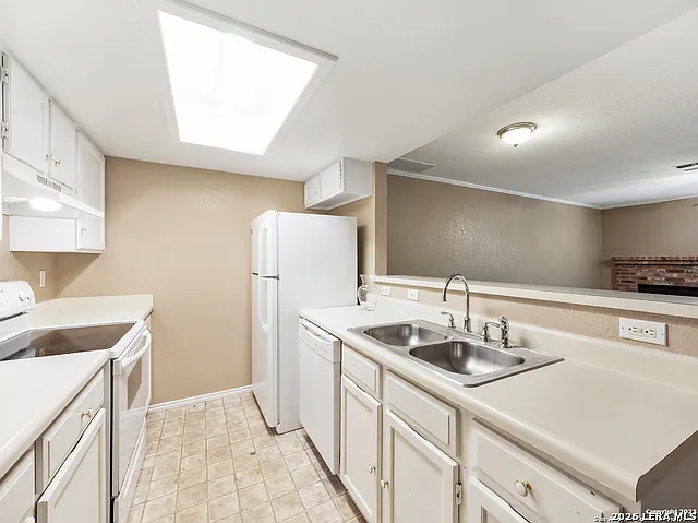 11610 Vance Jackson Rd #413 — Photo 9