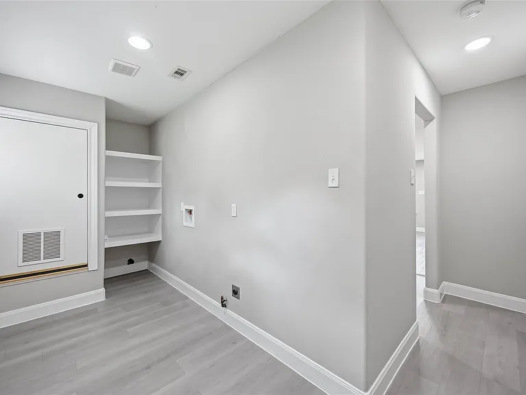8129 Linda Vista Rd — Photo 17
