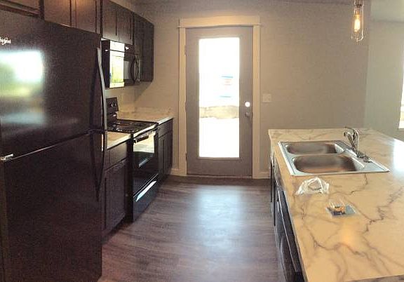 5th image of 368 Enterprise Blvd Unit 4