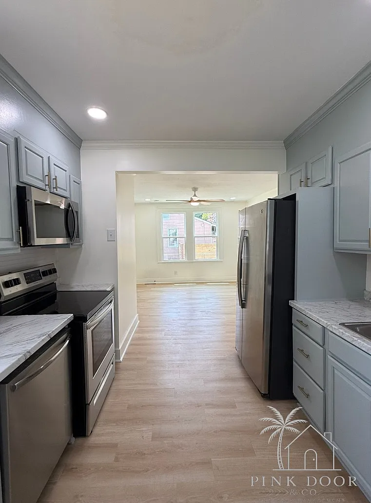 3 bed, 792 sqft, $1,900 — Photo 3