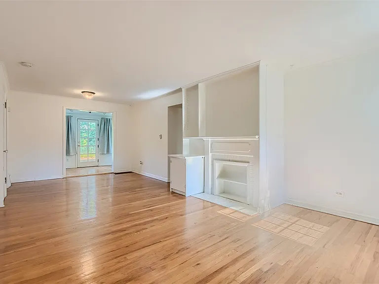 918 Hudson St — Photo 3