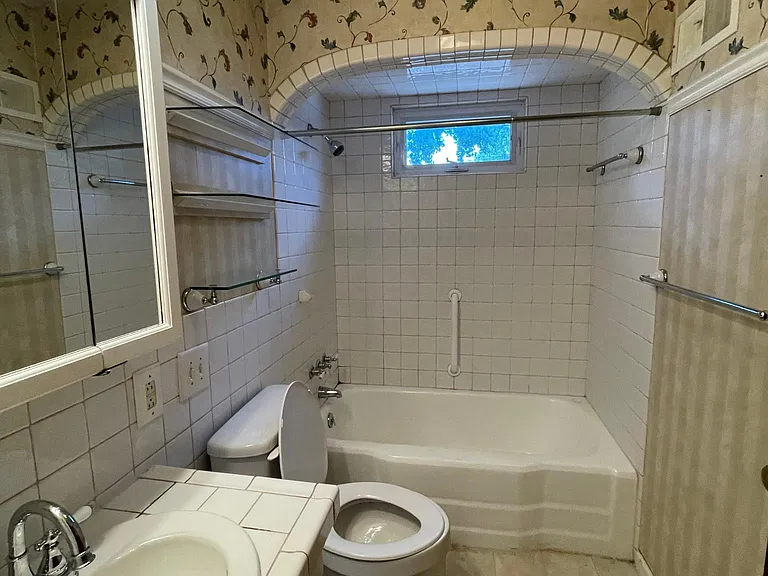 1641 W Adams St — Photo 12