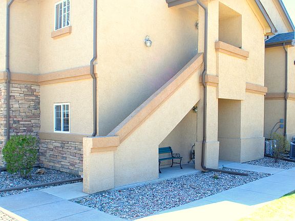 1ST FLOOR UNIT/ EASY MOVE IN