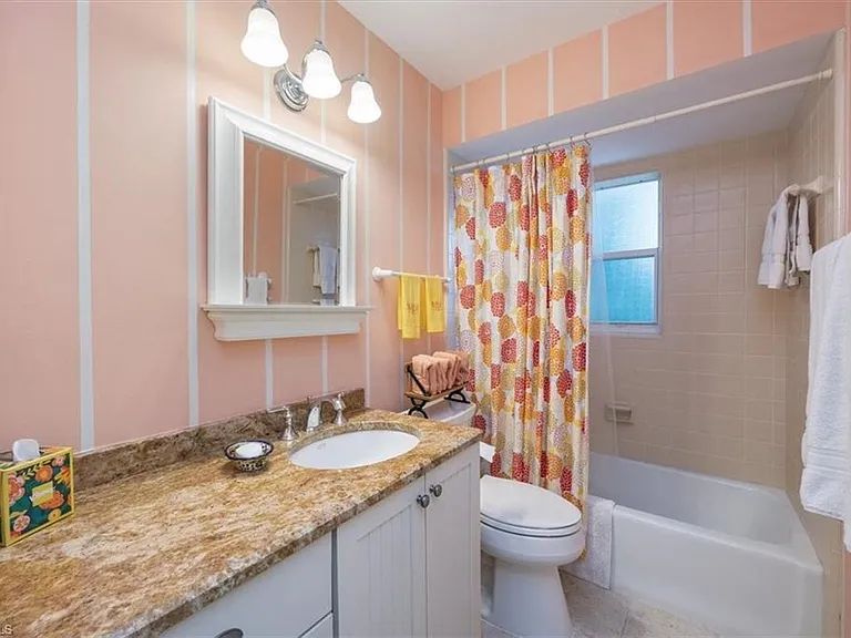 587 Parkwood Ln — Photo 17