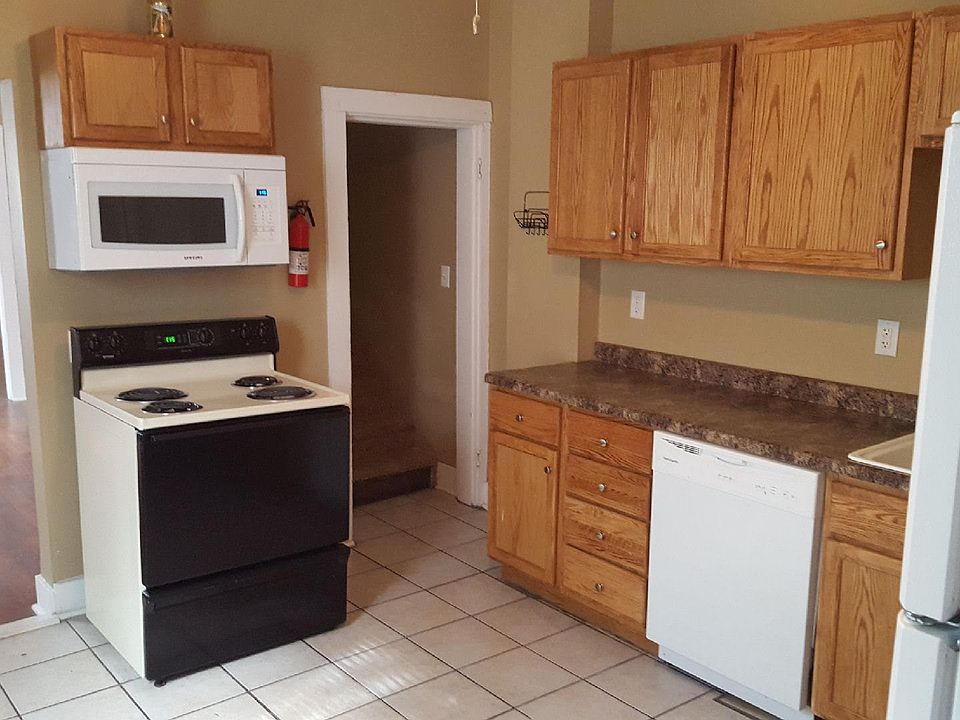 2nd image of 818 Rhomberg Ave
