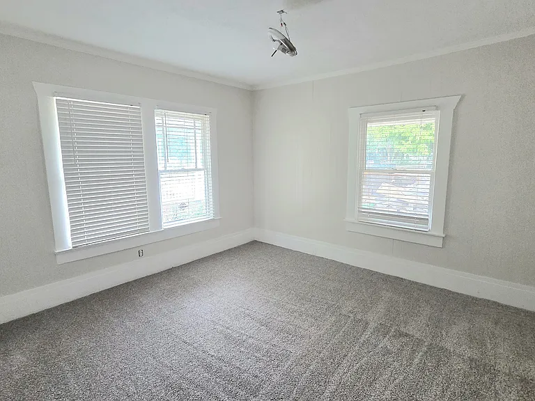 2805 S Jennings Ave — Photo 8