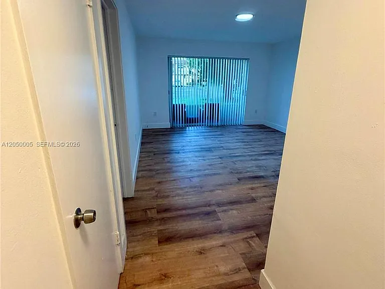 20200 NE 27th Ct #6 — Photo 7
