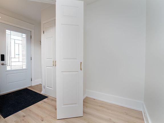 2nd image of 572 Chapel St #2A