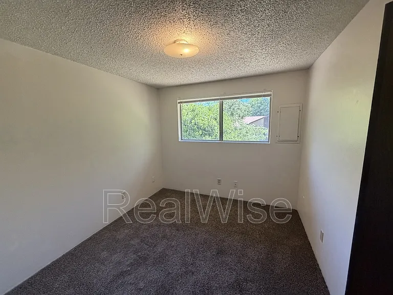 1223 NW Highland Ave #B — Photo 15