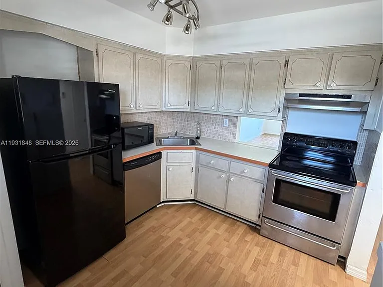 1530 NE 191st St #205 — Photo 10