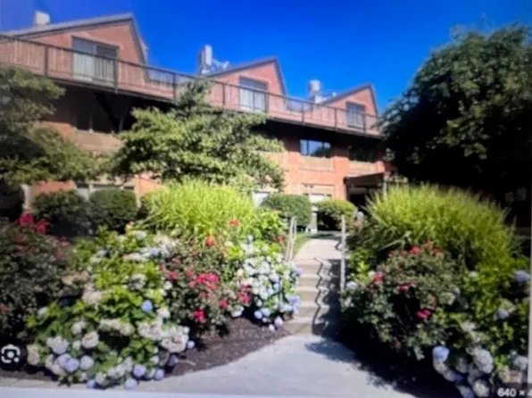 267 Locust St APT 2G, Northampton, MA 01062