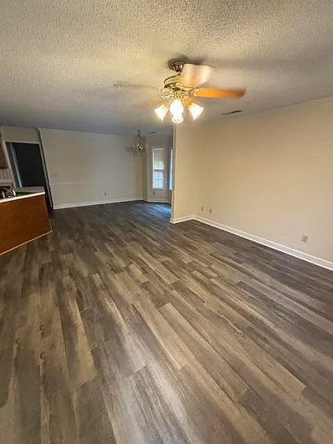 3 bed, 2.0 bath, 1300 sqft, $1,350 — Photo 3