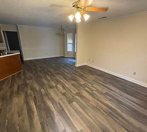 3rd image of 31 Radcliff Dr