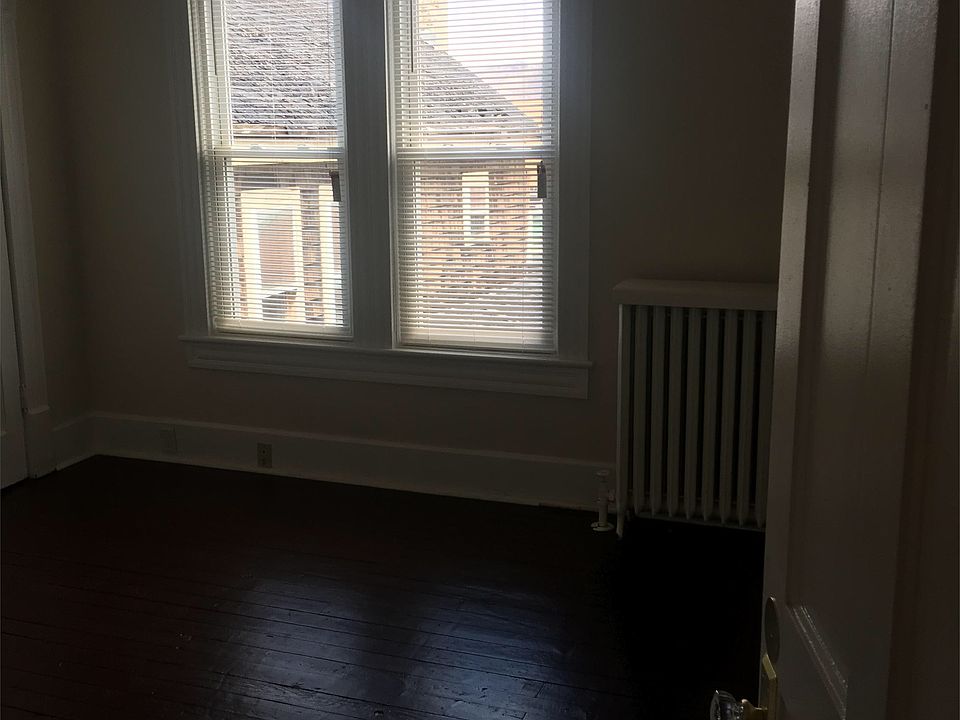 #2 Medium Bedroom