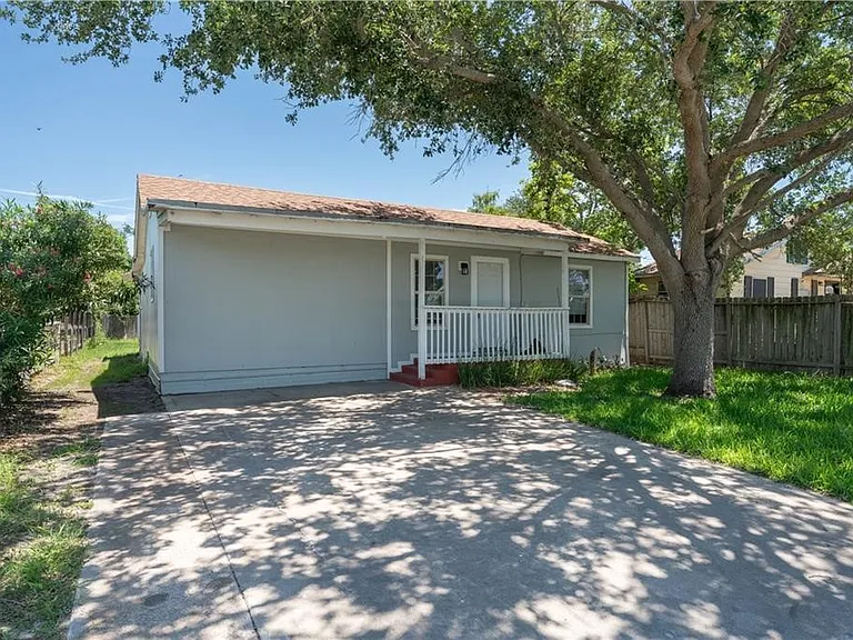1217 Baywood Ln — Photo 2