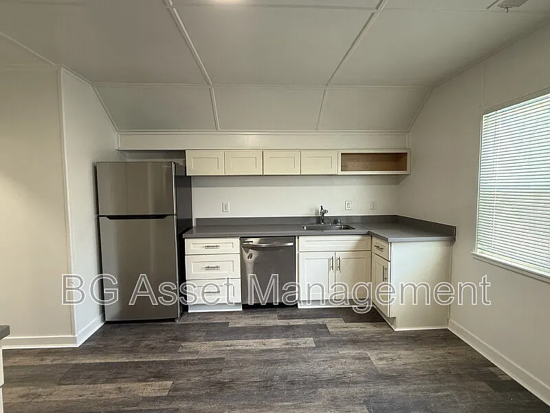 2 bed, 1.0 bath, $1,995 — Photo 3