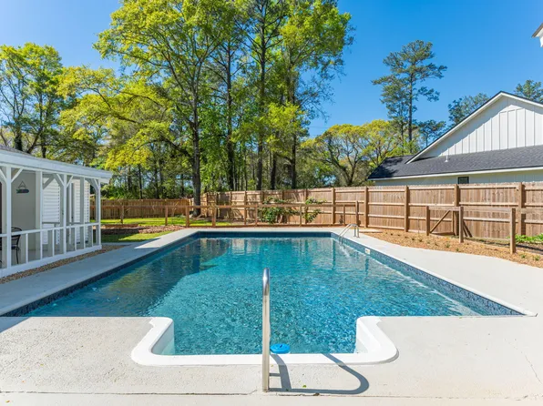 6006 Dogwood Dr W, Crestview, FL 32536