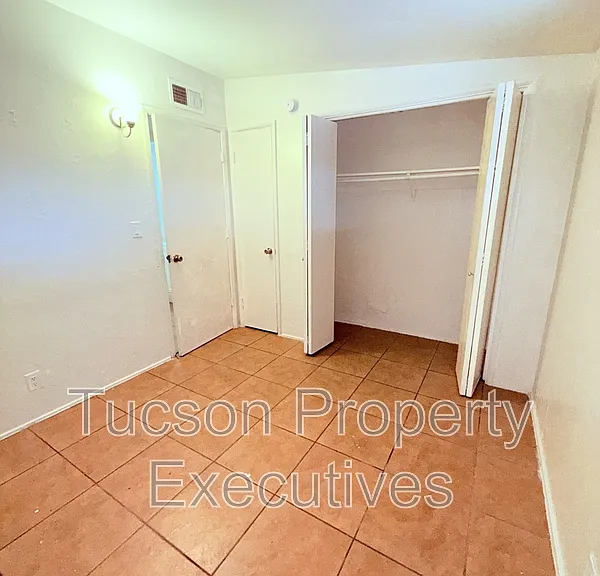 1644 N Beverly Ave — Photo 8