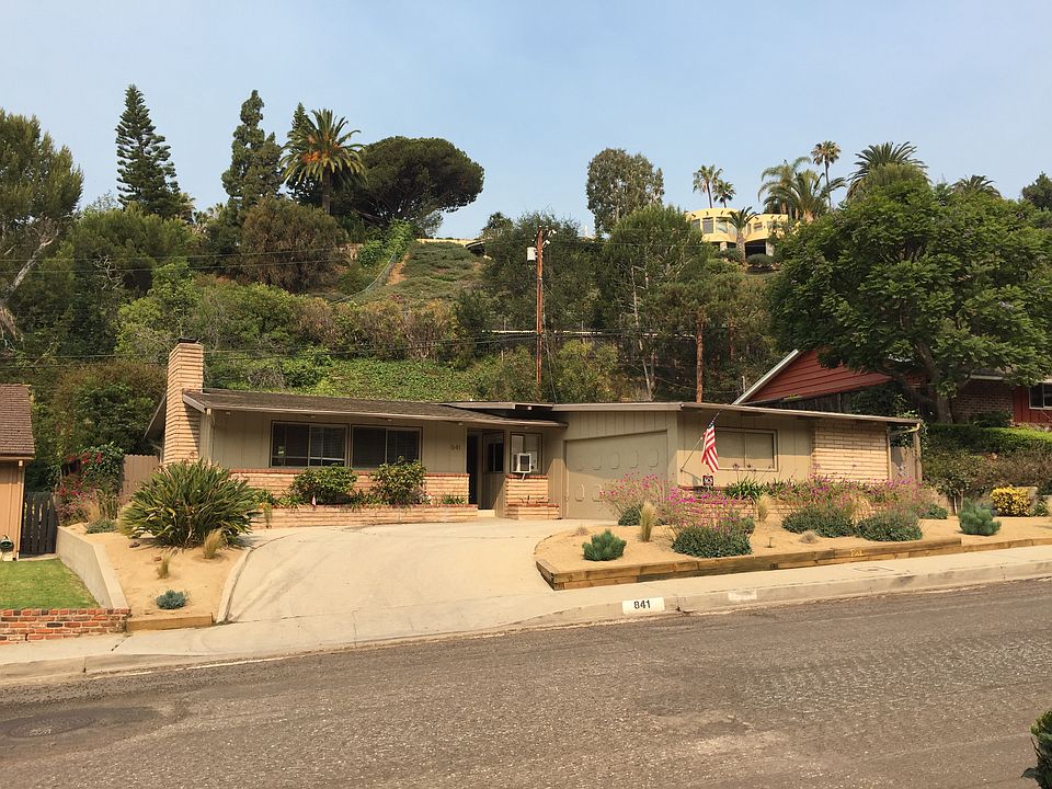 Large lot & walk to school