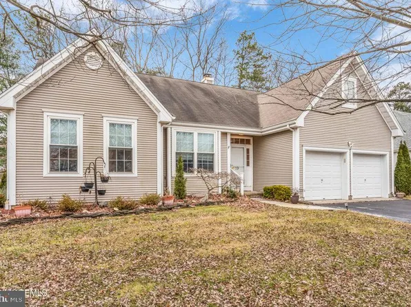 19 Crown Cir, Lakewood, NJ 08701
