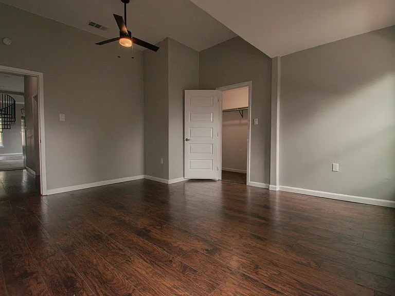 720 W 10th St — Photo 11