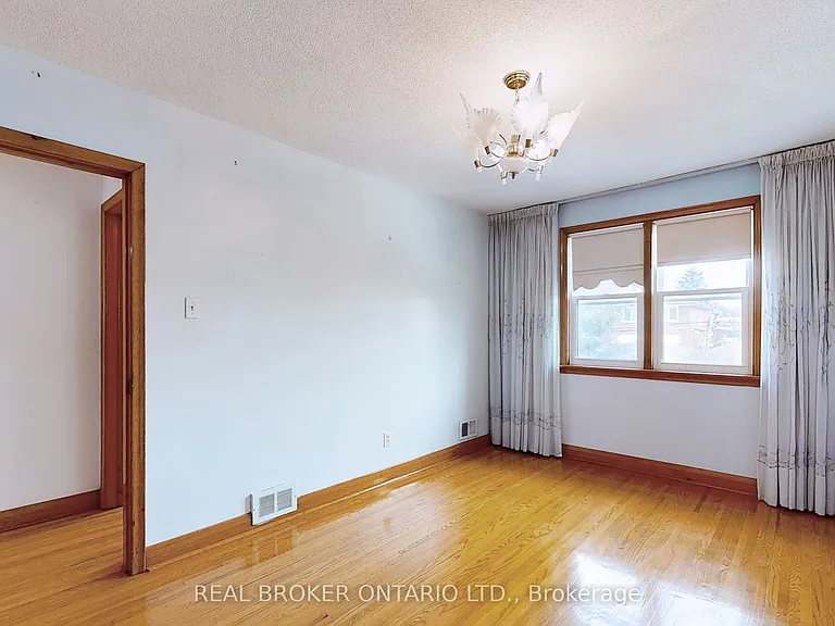 3241 Dufferin St — Photo 23