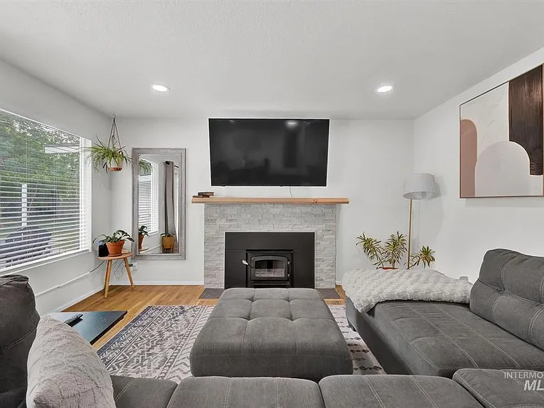 220 N Owyhee St — Photo 2