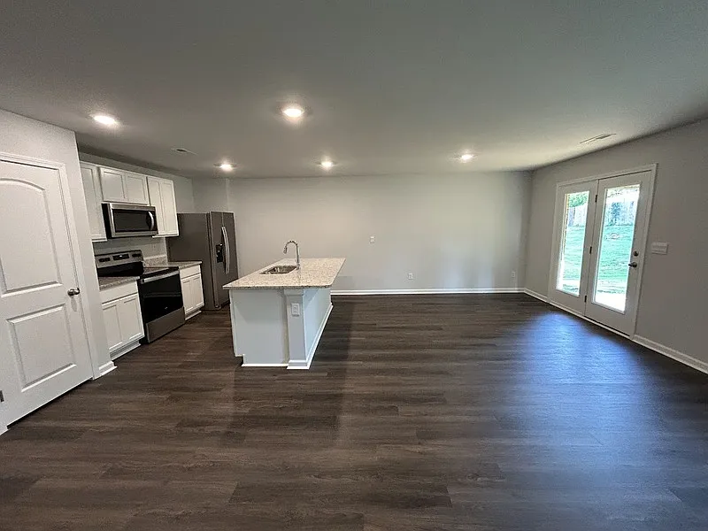 4 bed, 2.0 bath, 1558 sqft, $1,850 — Photo 2