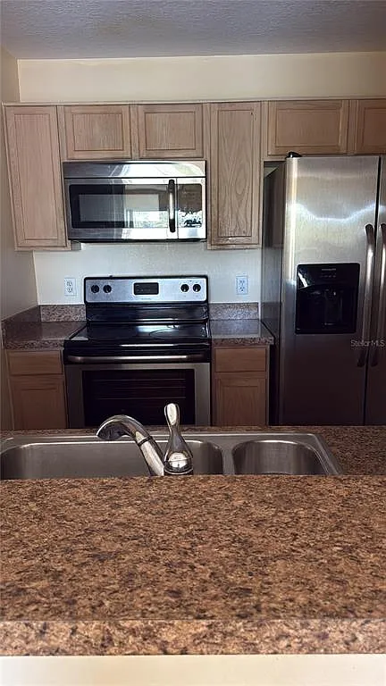 3 bed, 2.0 bath, 1226 sqft, $1,985 — Photo 3