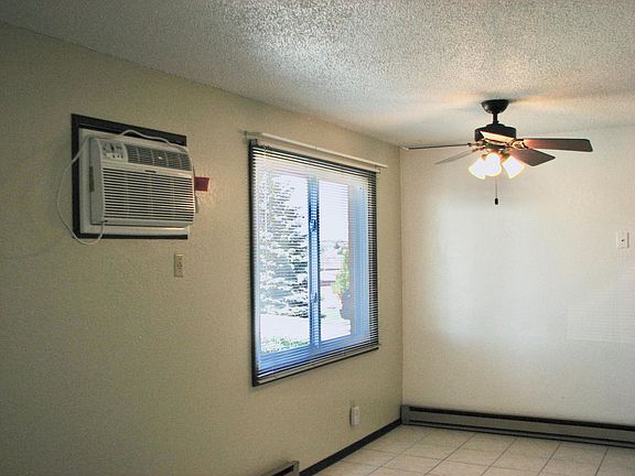 Dinette area, tiled floor