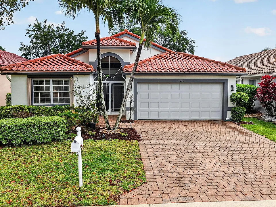 5256 Glenville Dr