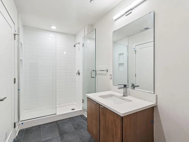 Graduate Pointe — Photo 178