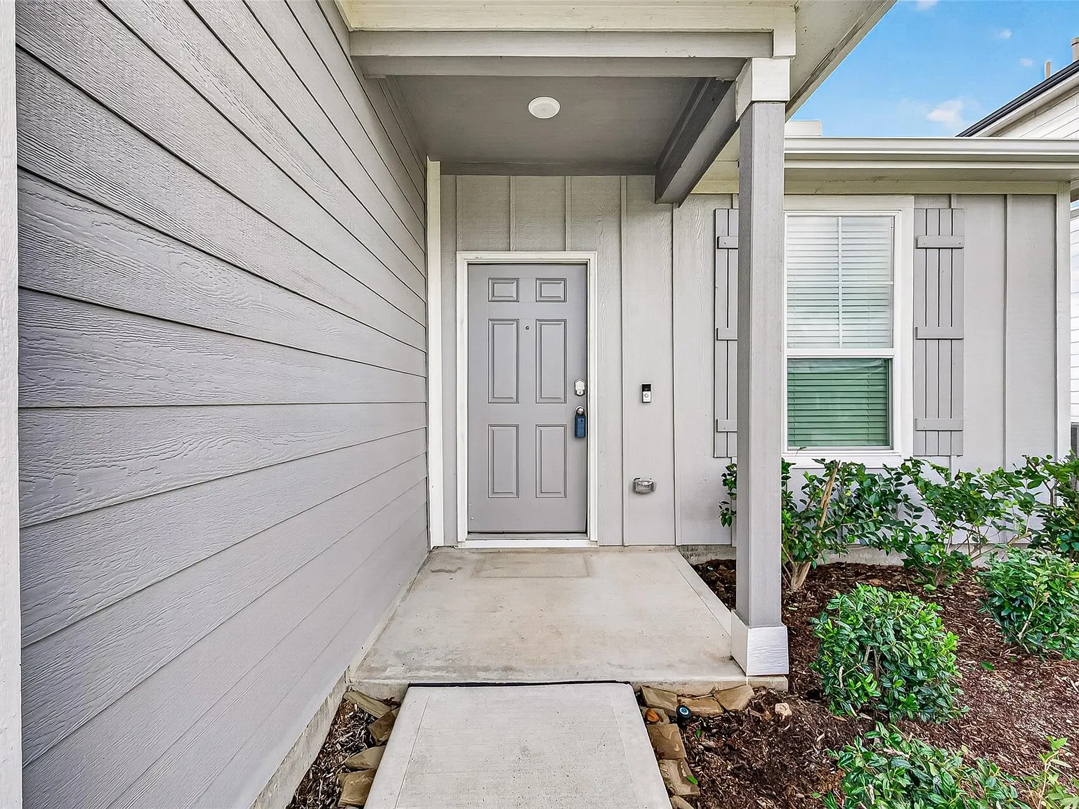 4 bed, 2.0 bath, 1699 sqft, $2,000 — Photo 2