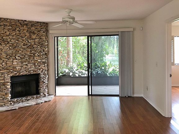  Lakefront great room w wood burning fireplace