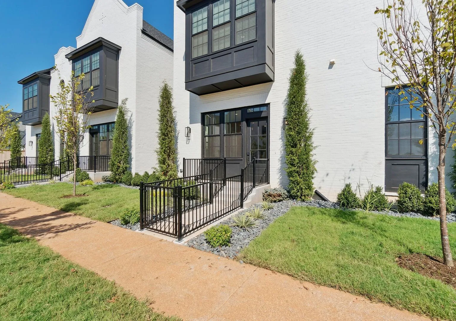 Townhome 2 bed 2.5 bath "The Mid-Mod" in the Heart of Selah — Photo 2