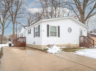 11 Crane Lake Dr, Linden, MI 48451