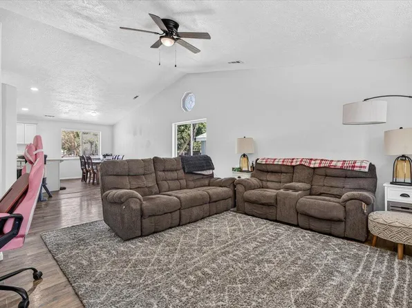 82 Maple St, Shady Cove, OR 97539