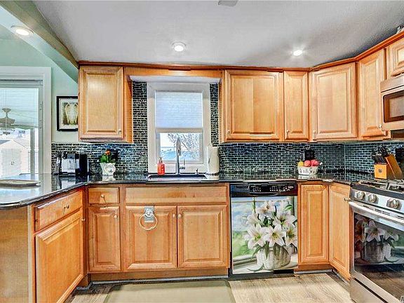 4th image of 875 Surrey Dr