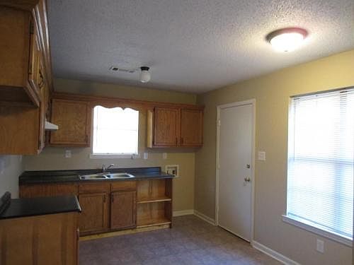2nd image of 3605 Edgefield Dr